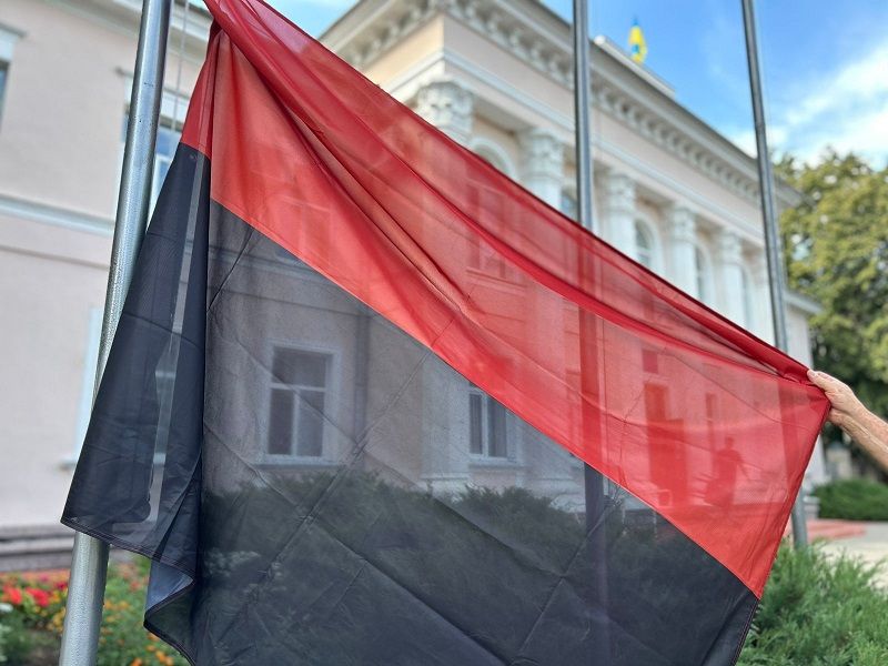Червоно-чорний прапор – символ боротьби українського народу за свободу та незалежність.