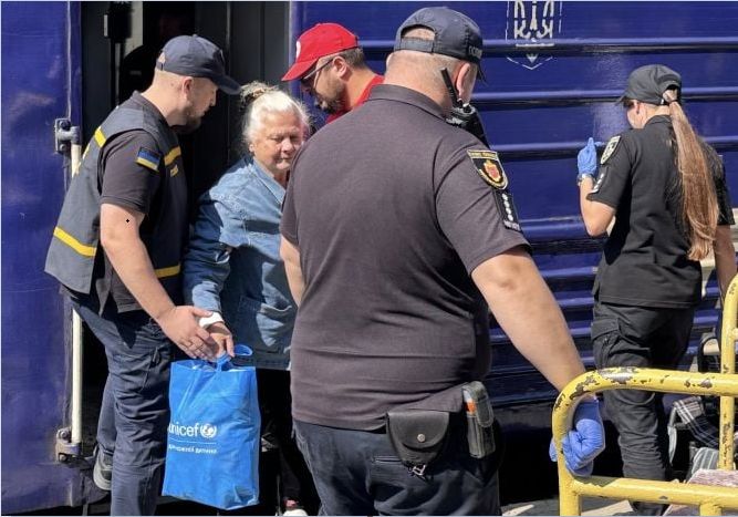 Йдуть ешелони на захід. Рівненщина продовжує приймати евакуйованих із Донеччини