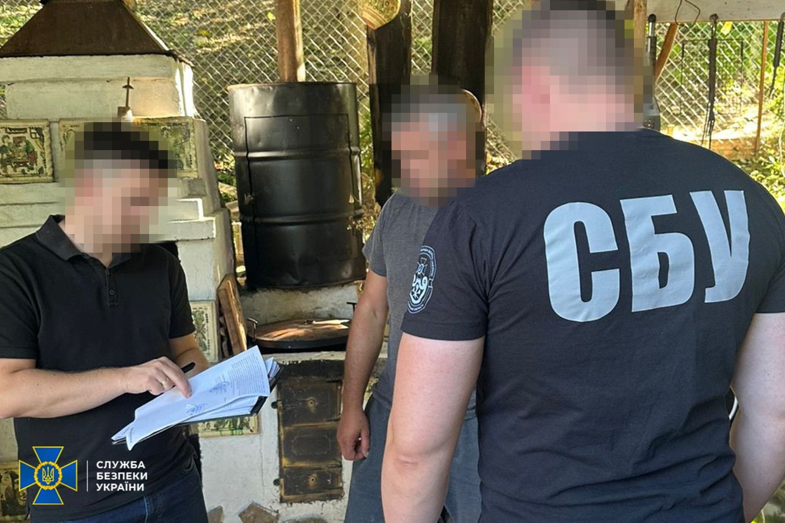 Підозрювані перебувають під вартою. Їм загрожує до дев'яти років позбавлення волі з конфіскацією майна.