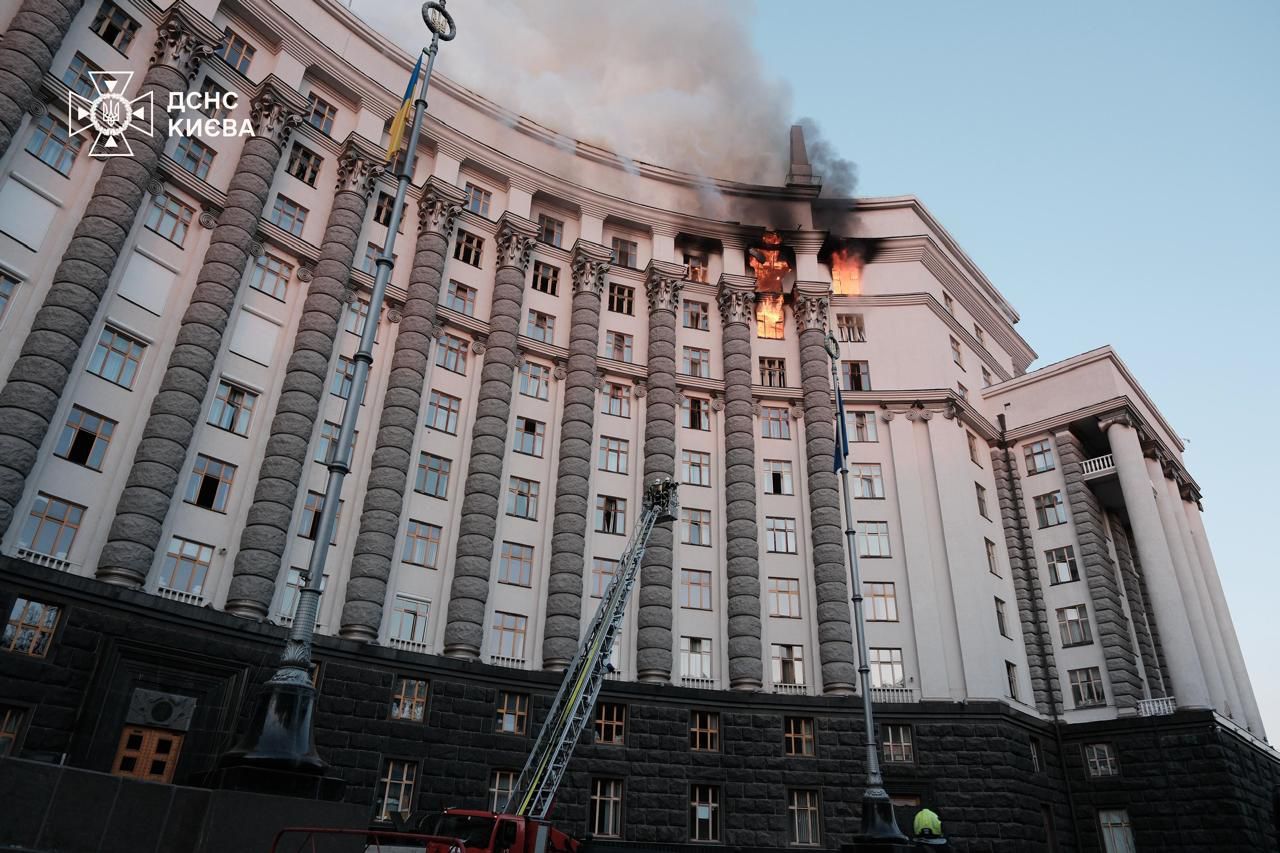Вперше через ворожу атаку пошкоджена будівля Уряду, дах і верхні поверхи.