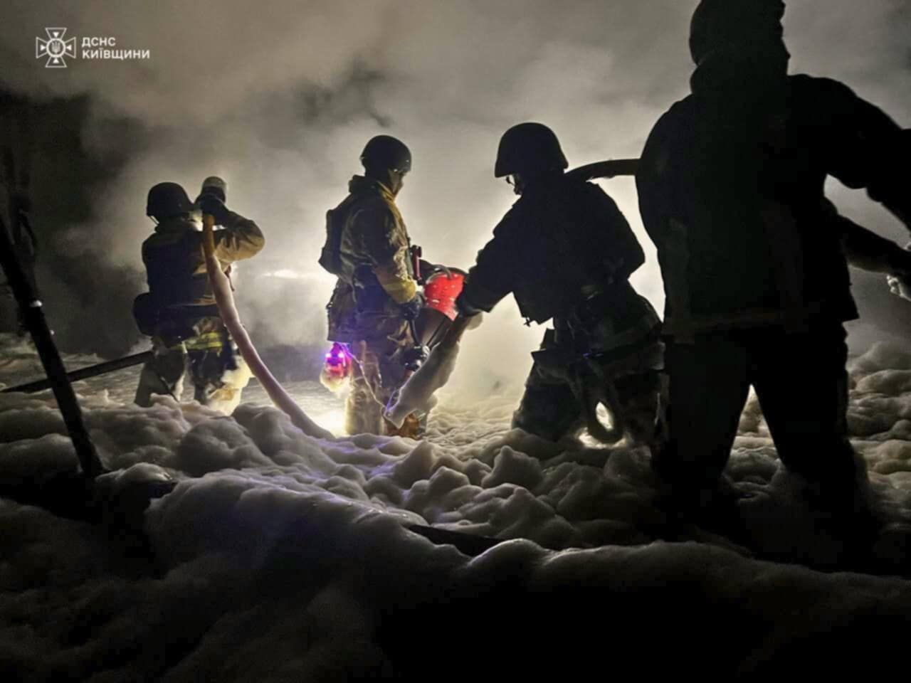 На Київщині рятувальники ліквідували загоряння на промисловому підприємстві.