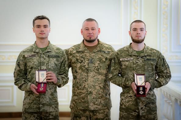 Два тижні утримували позиції в повному оточенні: президент нагородив молодих воїнів