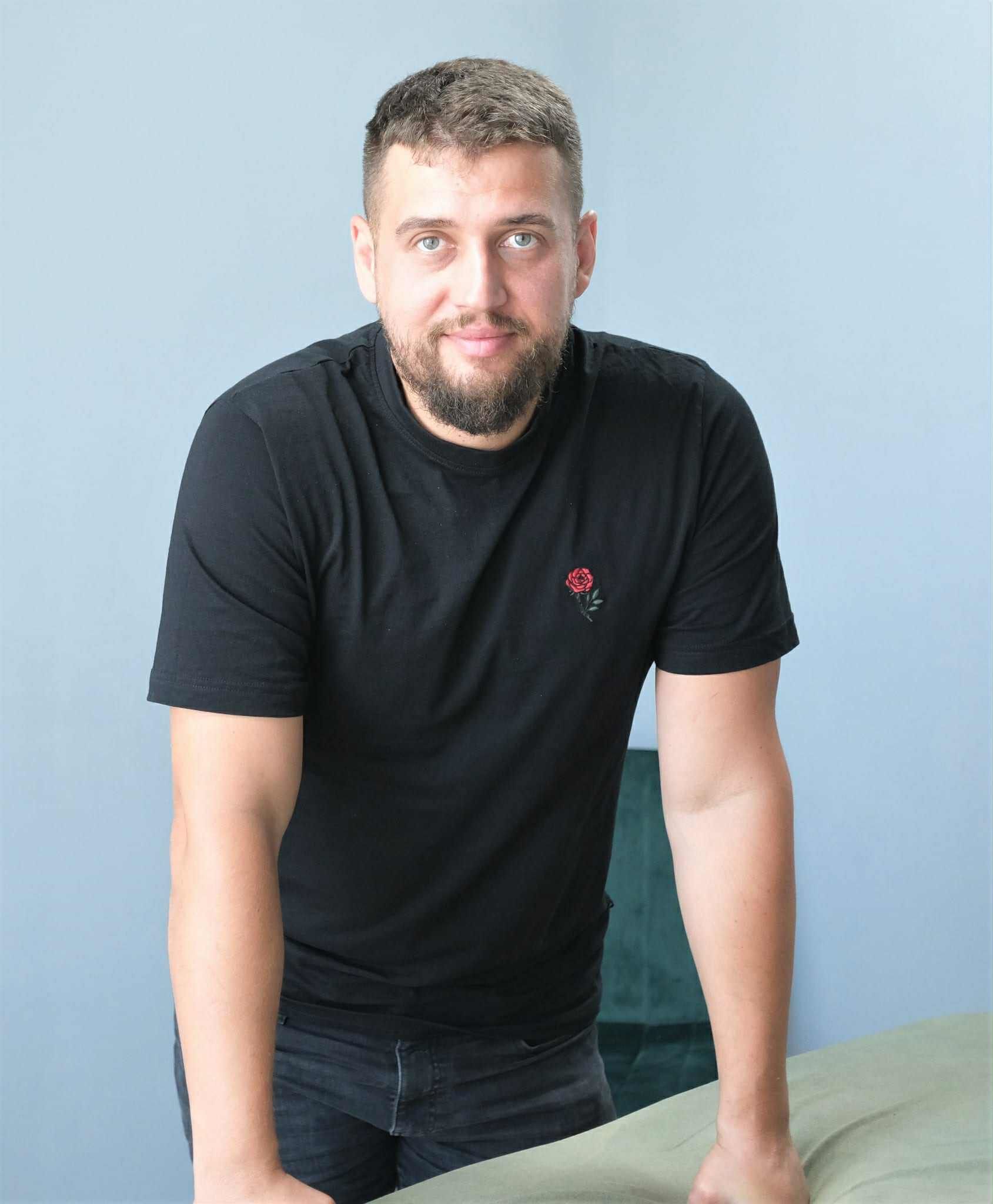 Володимир Кравченко не лише керує оздоровчим центром,  а й працює як масажист-реабілітолог.