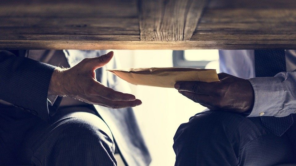 Роз’їдає зсередини: кожен третій українець стикався з хабарництвом