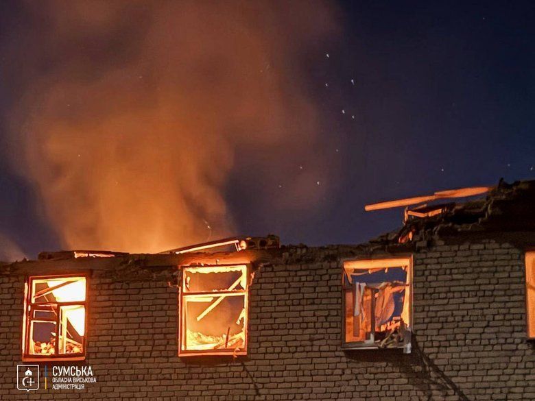 У Сумах атаковано навчальний заклад: є руйнування та пожежі, фото