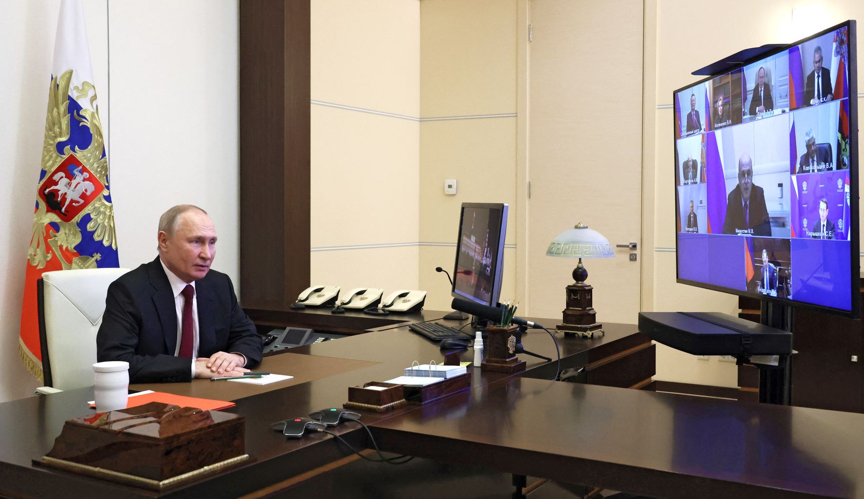 Путін керує рф з мережі створених на замовлення бойових кімнат