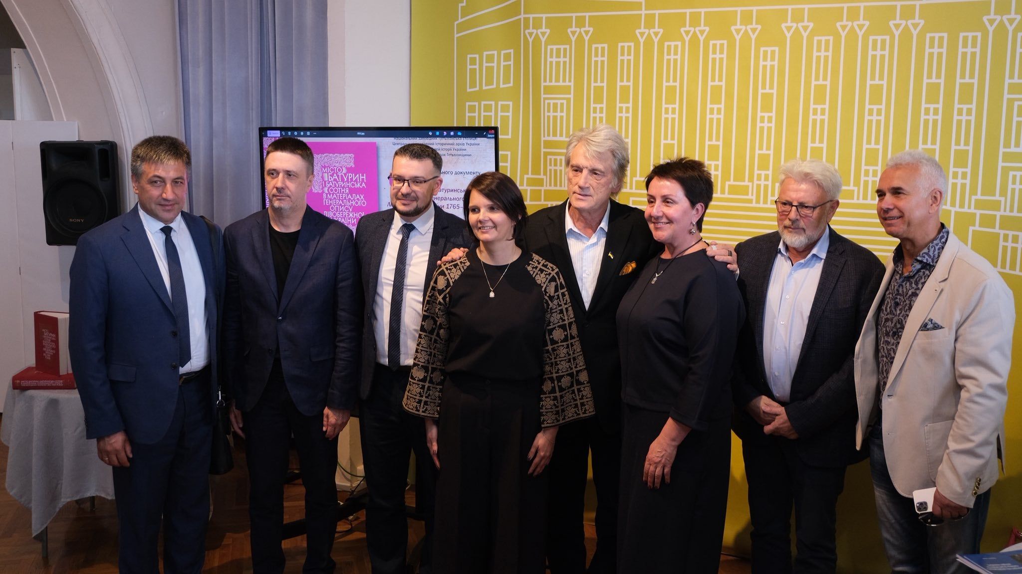 Учасники презентації, Віктор Ющенко — у центрі.
