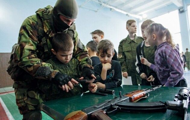 Збирають дрони та «стають» десантниками: у рф сотні закладів «перевиховують» українських дітей