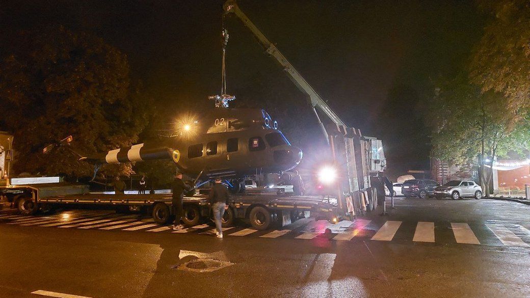 Гелікоптер простояв добу: із постаменту в Полтаві демонтували  Мі-2, фото