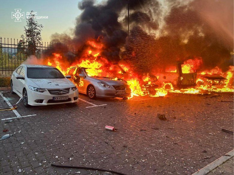 Палаючі машини на Київщині після нічної атаки росіян.