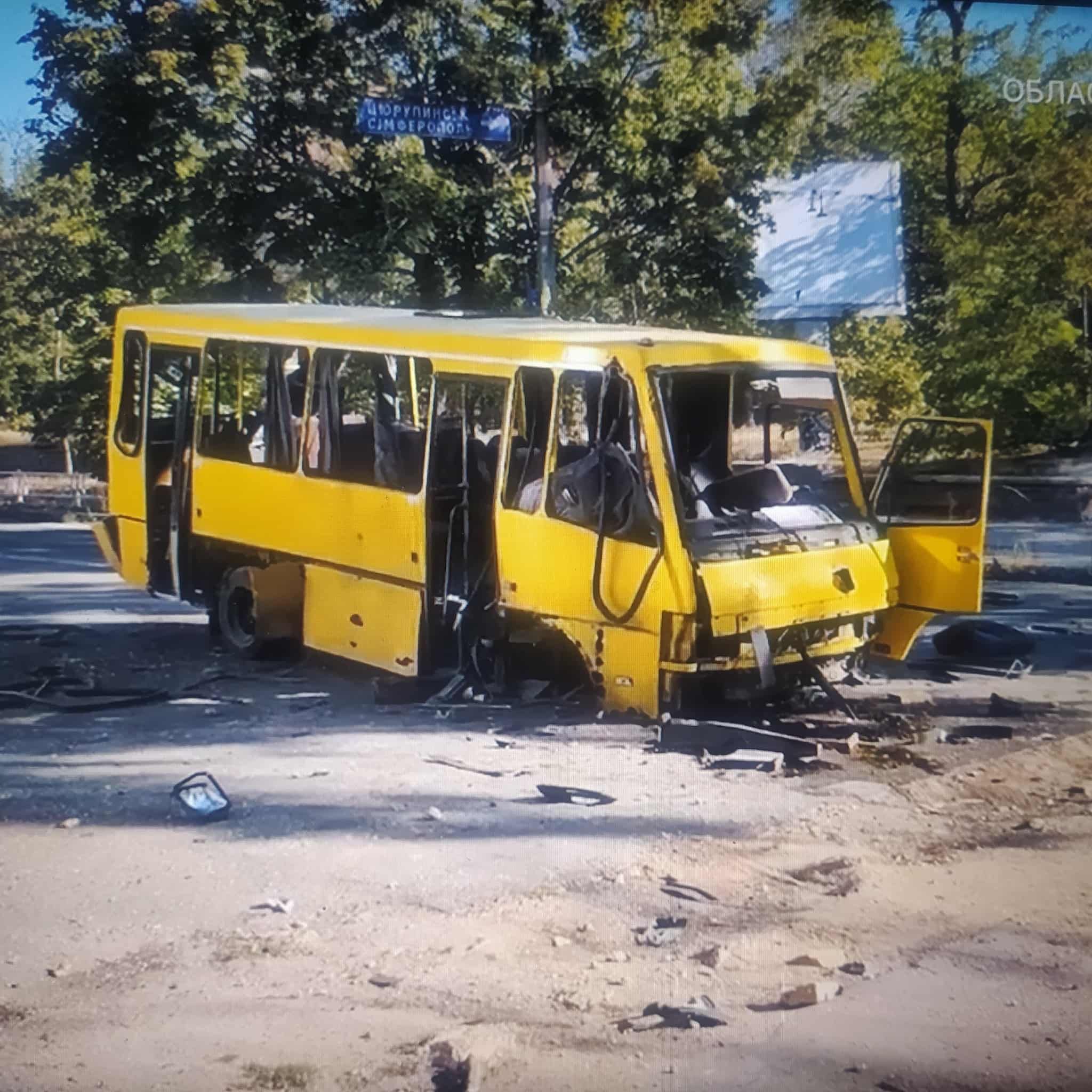 Херсон рашисти обстріляли з артилерії й скинули 15 авіабомб