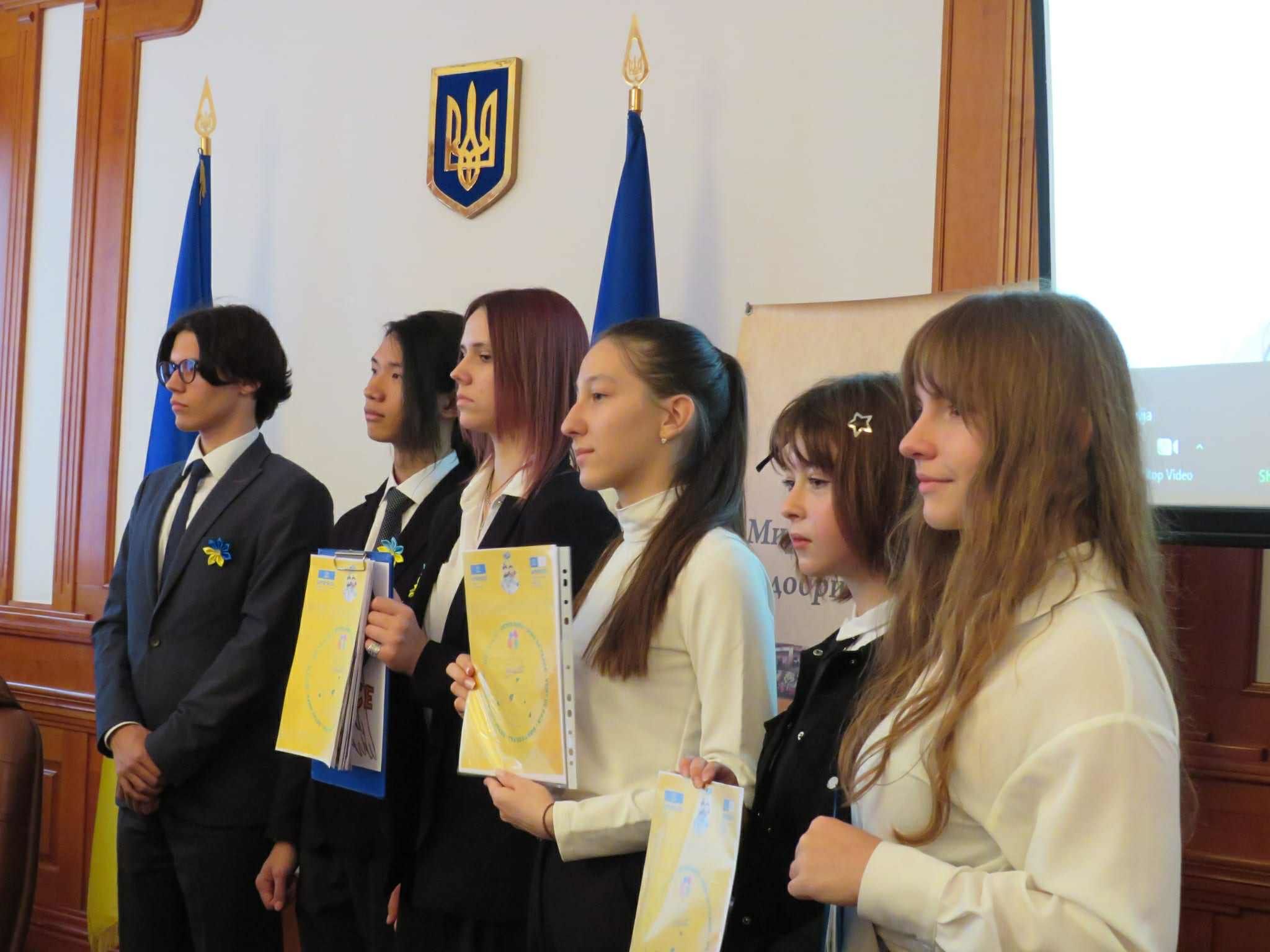 Разом формують світ. Коли дорослі не хочуть жити без війни, за мир вимушені боротися діти