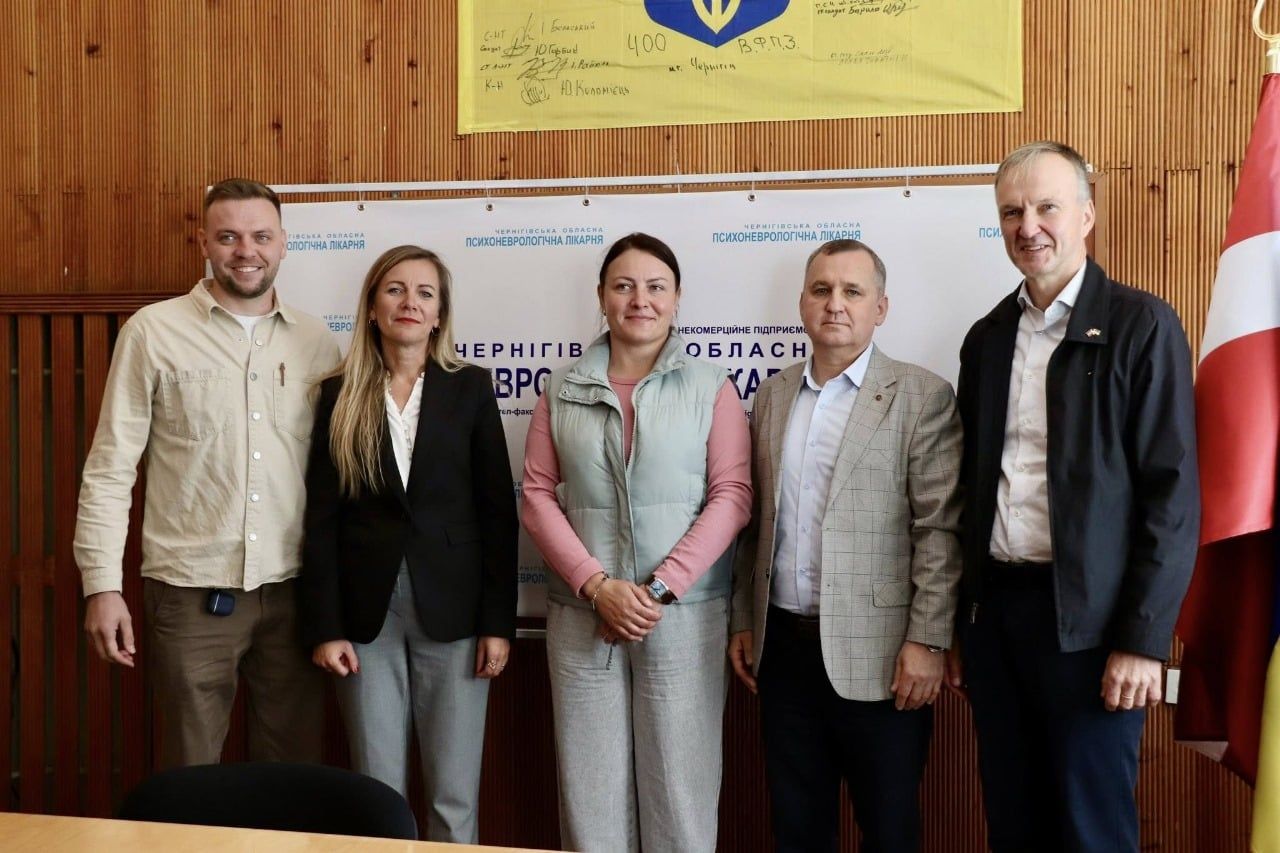 Посол Андрейс Пілдеговічс праворуч.