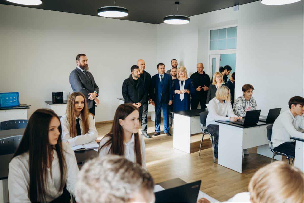 Президент подякував нашим освітянам за витримку й щоденну роботу, молоді — за те, що тримається України і думає про відновлення.