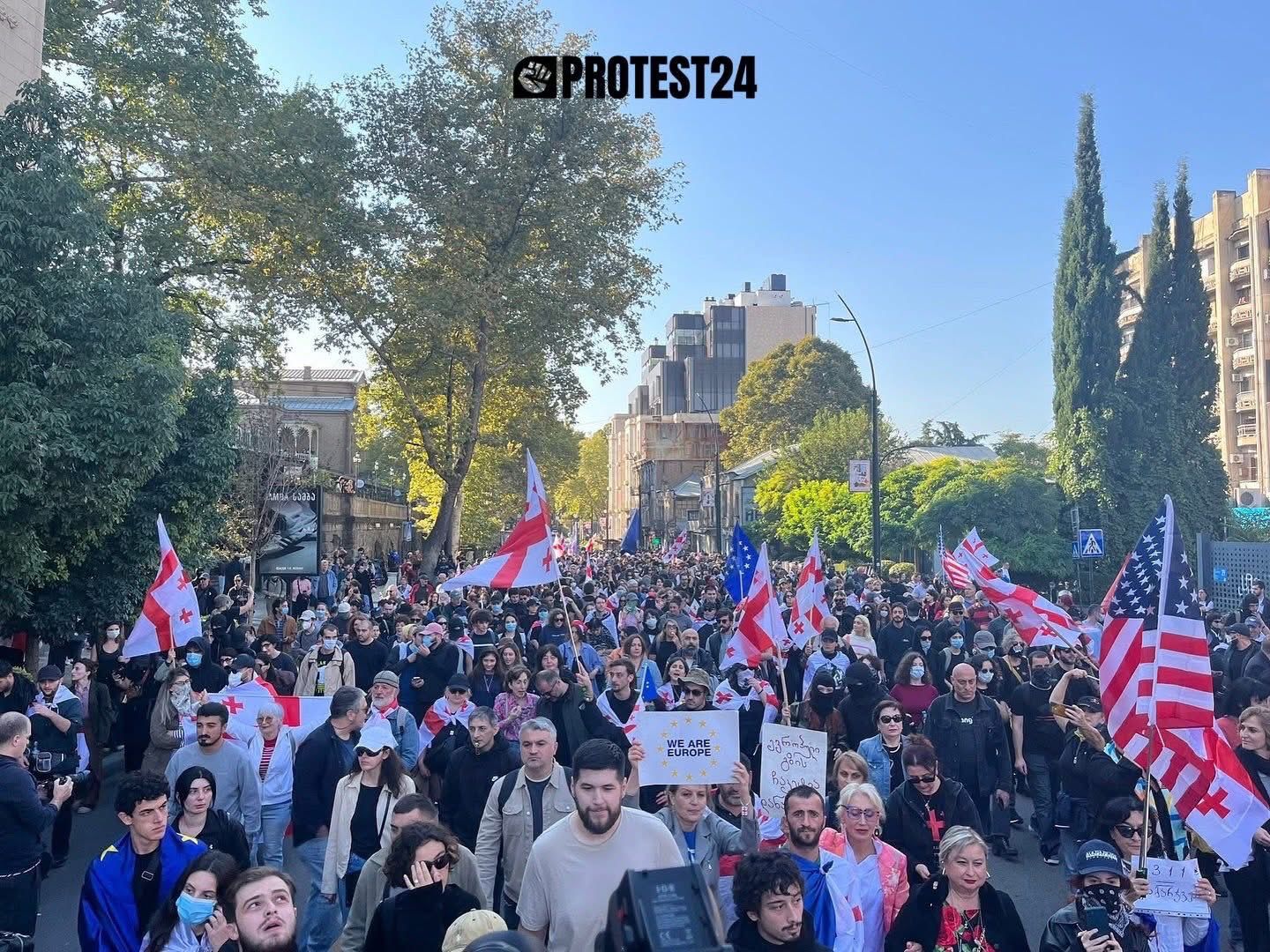 У центрі Тбілісі громадяни збираються на протестну акцію паралельно з голосуванням на муніципальних виборах.