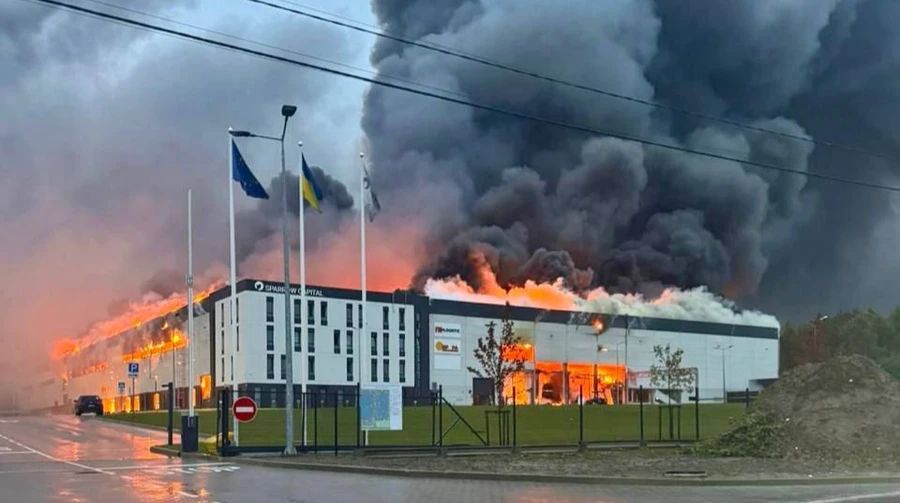 Львів зазнав масованого обстрілу: частковий блекаут, горить індустріальний парк, не працює громадський транспорт, фото