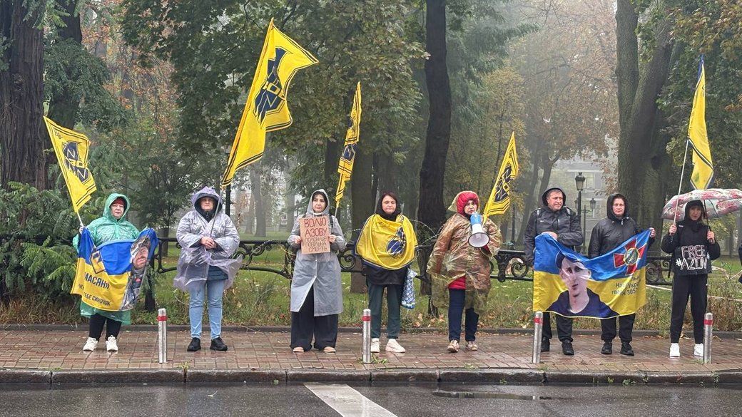 Біля ВРУ відбулася акція рідних та близьких полонених і зниклих безвісти українських військових, фото