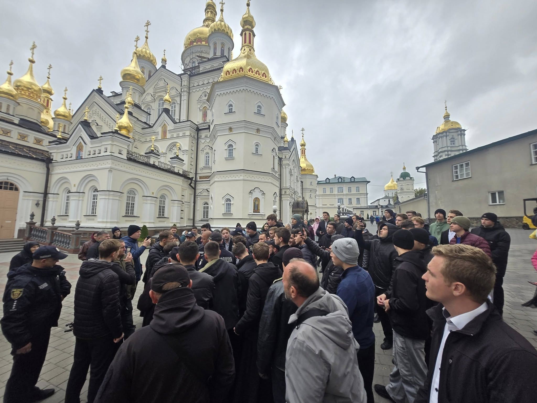 Під чітким кураторством представників братії Лаври на місце слідчої дії були запущенні неповнолітні, які були вкрай агресивними та розпускали руки як до слідчих так і до поліції.