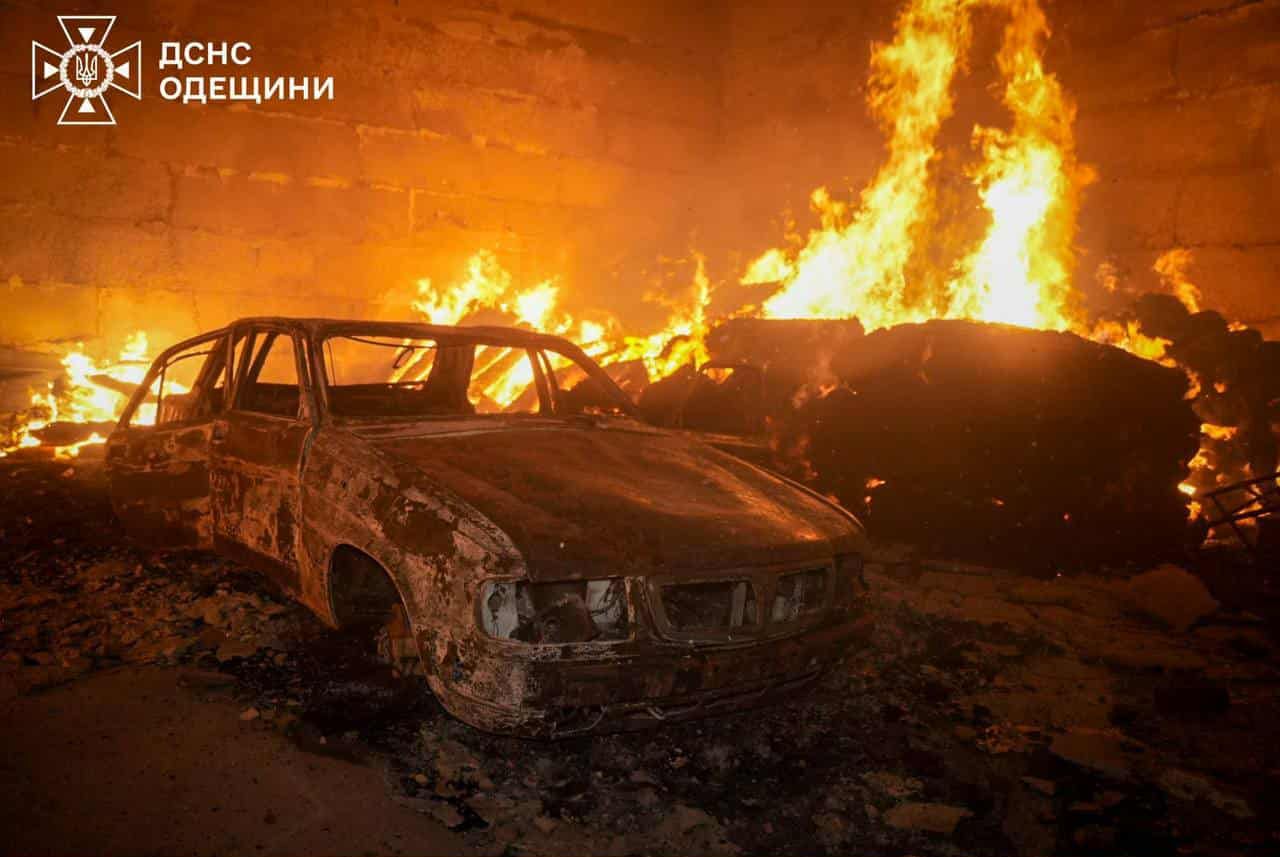 На Одещині вирує масштабна пожежа, а у двох областях екстрені відключення світла, фото