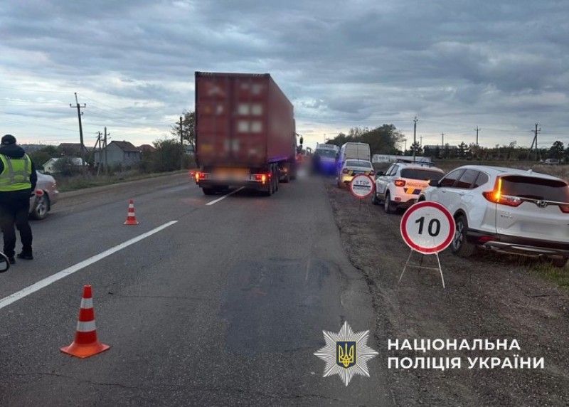 Поліцейські встановлюють обставини смертельної ДТП в Одеському районі.