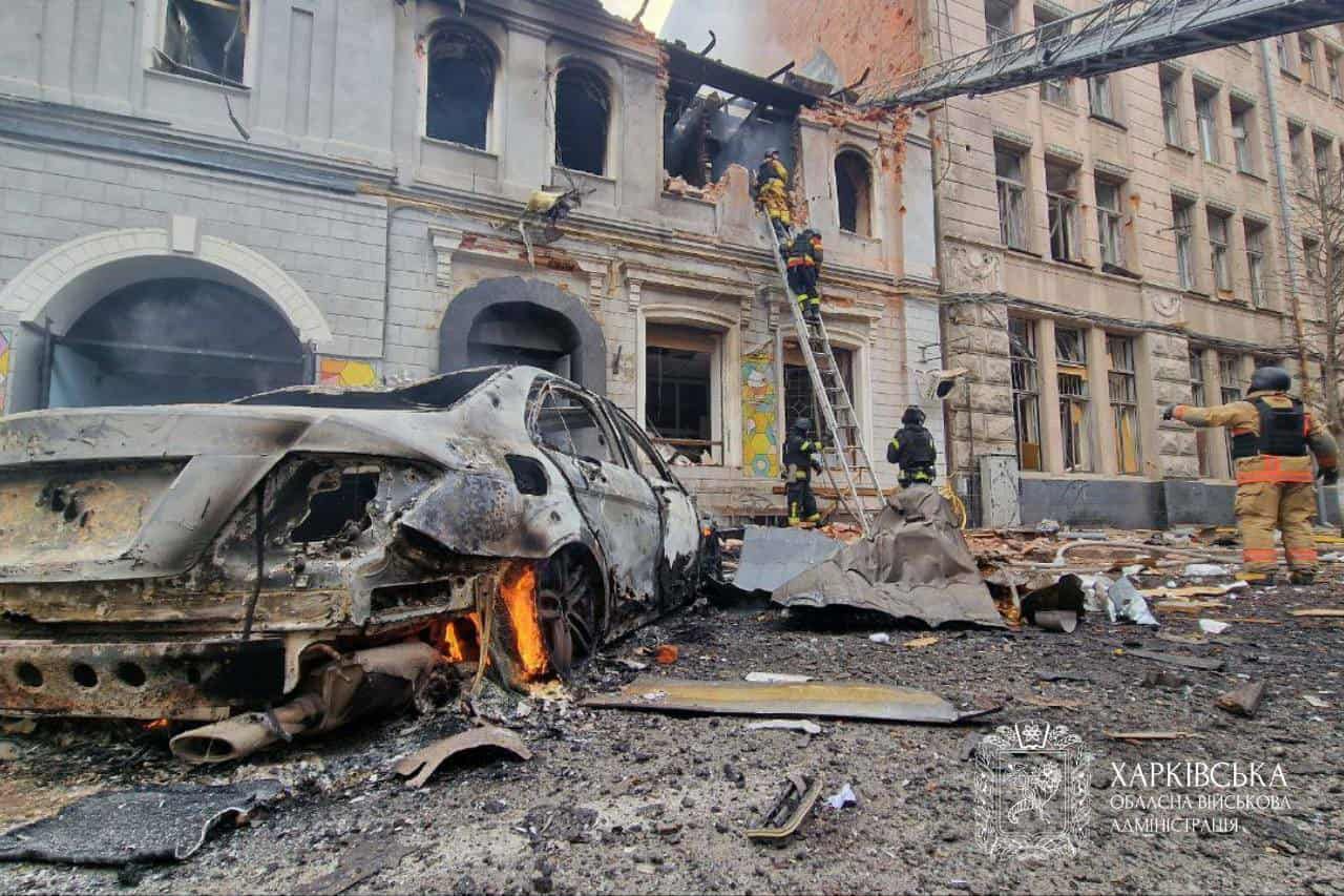 Безпрецедентне бомбардування Харкова: зруйновано дитсадок, є  загиблі та поранені, фото
