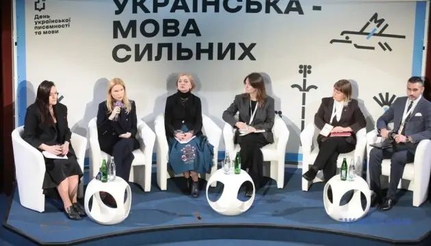Незважаючи на те, що молодь добре володіє українською, але користуються в побуті замало.