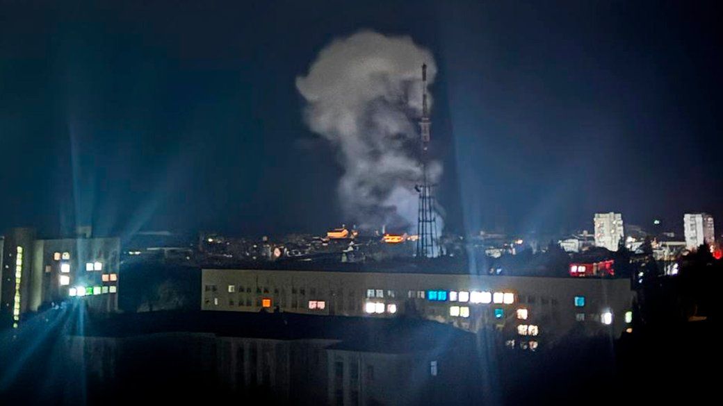 У Чернігові через обстріл понівечено телевежу, у Києві – на пошті вибухнула посилка