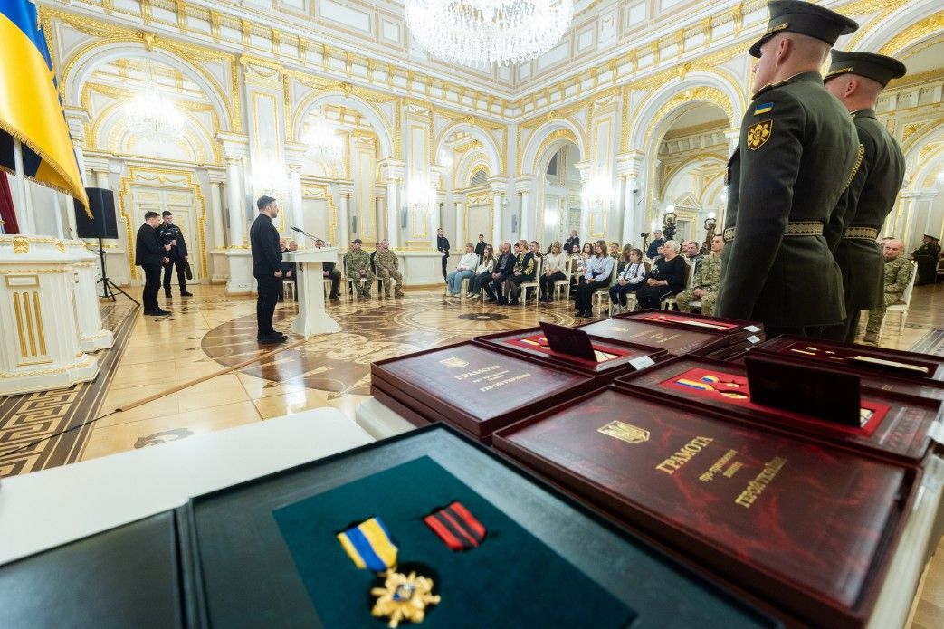 Зеленський відзначив воїнів найвищими державними нагородами, фото