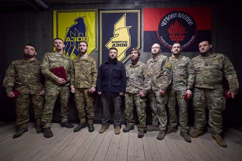 Зеленський зустрівся з воїнами "Азову", які ведуть оборону на Добропільському напрямку.