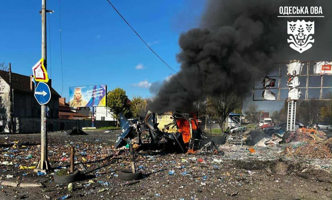 У Києві рашисти понівечили корпуси Інституту отоларингології, у Чорноморську — вгатили по ринку, є загиблі й травмовані, фото