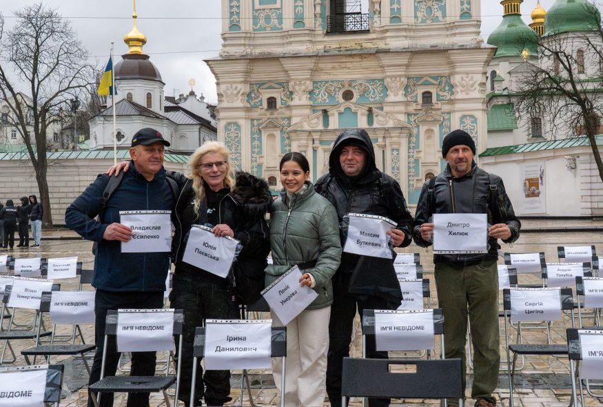 «Порожні стільці»: у Києві відбулася чергова акція на підтримку полонених та зниклих безвісти, фото