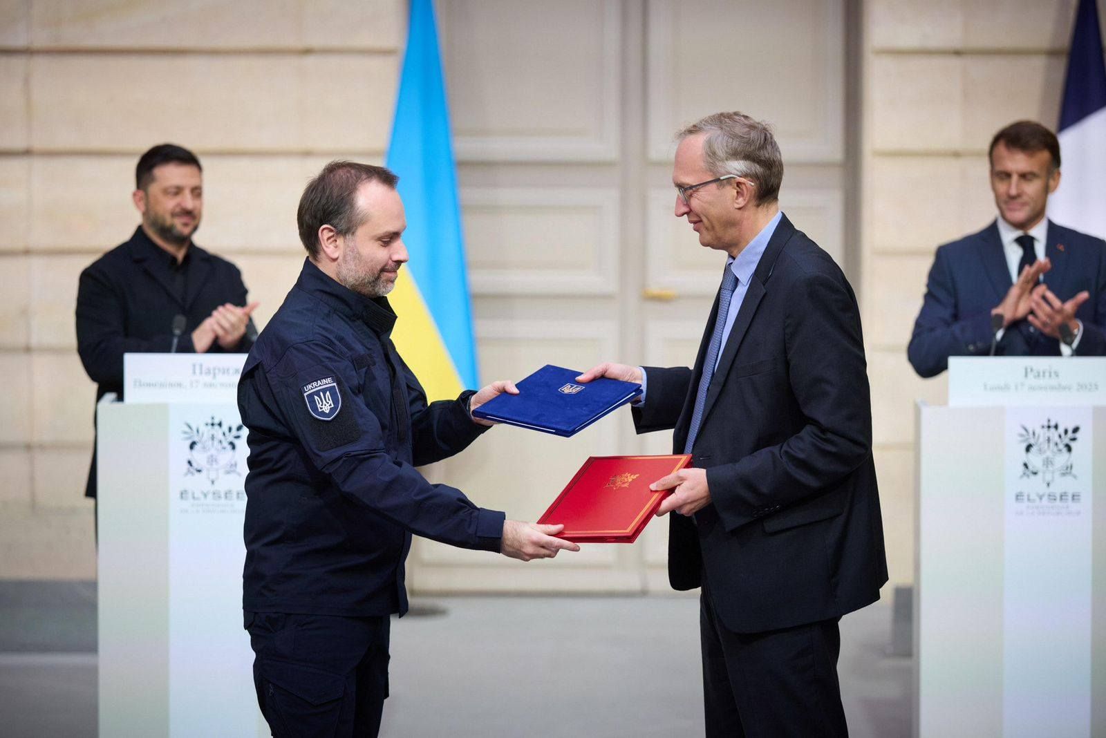 Під час підписання угоди.