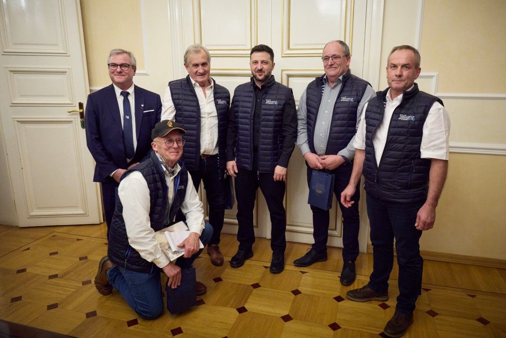 Президент зустрівся з французькими рибалками, які забезпечують українські міста антидроновими сітками.