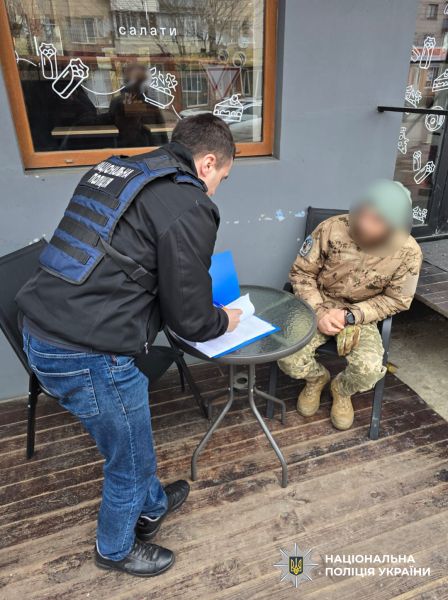 Не маючи жодних медичних підстав, чоловік за допомогою підроблених документів домігся встановлення собі другої групи інвалідності та протягом тривалого часу отримував державну соціальну допомогу.  Джерело: https://npu.gov.ua/news/syn-mera-odnoho-z-mi