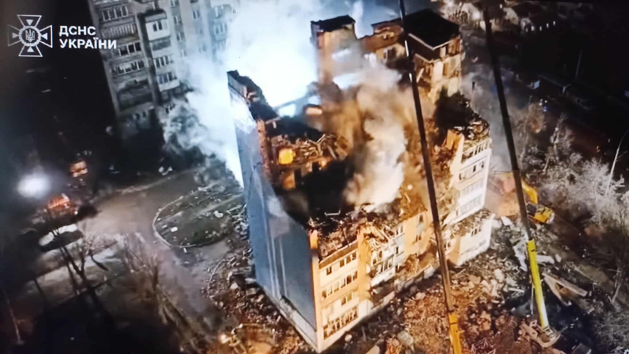 На місці трагедії рятувальники другу добу поспіль не припиняють розбирати завали.