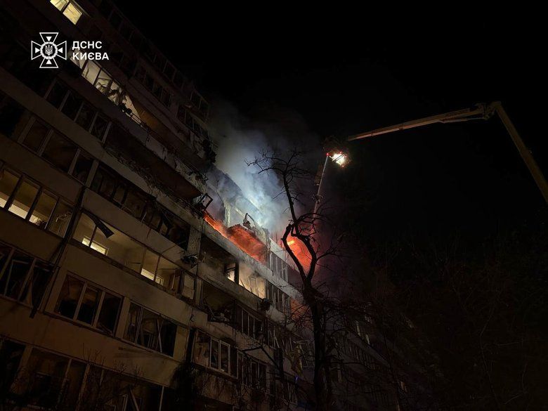 Київ масовано атаковано балістикою та дронами: є руйнування, пожежі, загиблі, фото