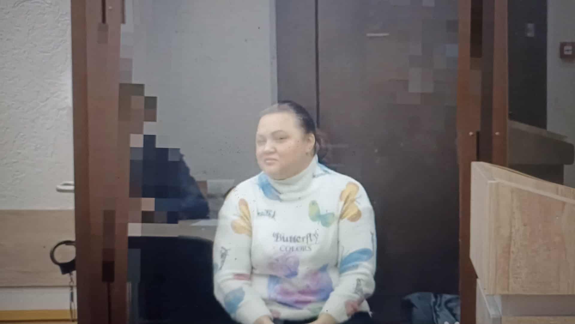 За даними рашистів, жінка вирішила "допомогти у переміщенні на підконтрольну Україні територію двох бійців ЗСУ, які переховувалися в її квартирі".