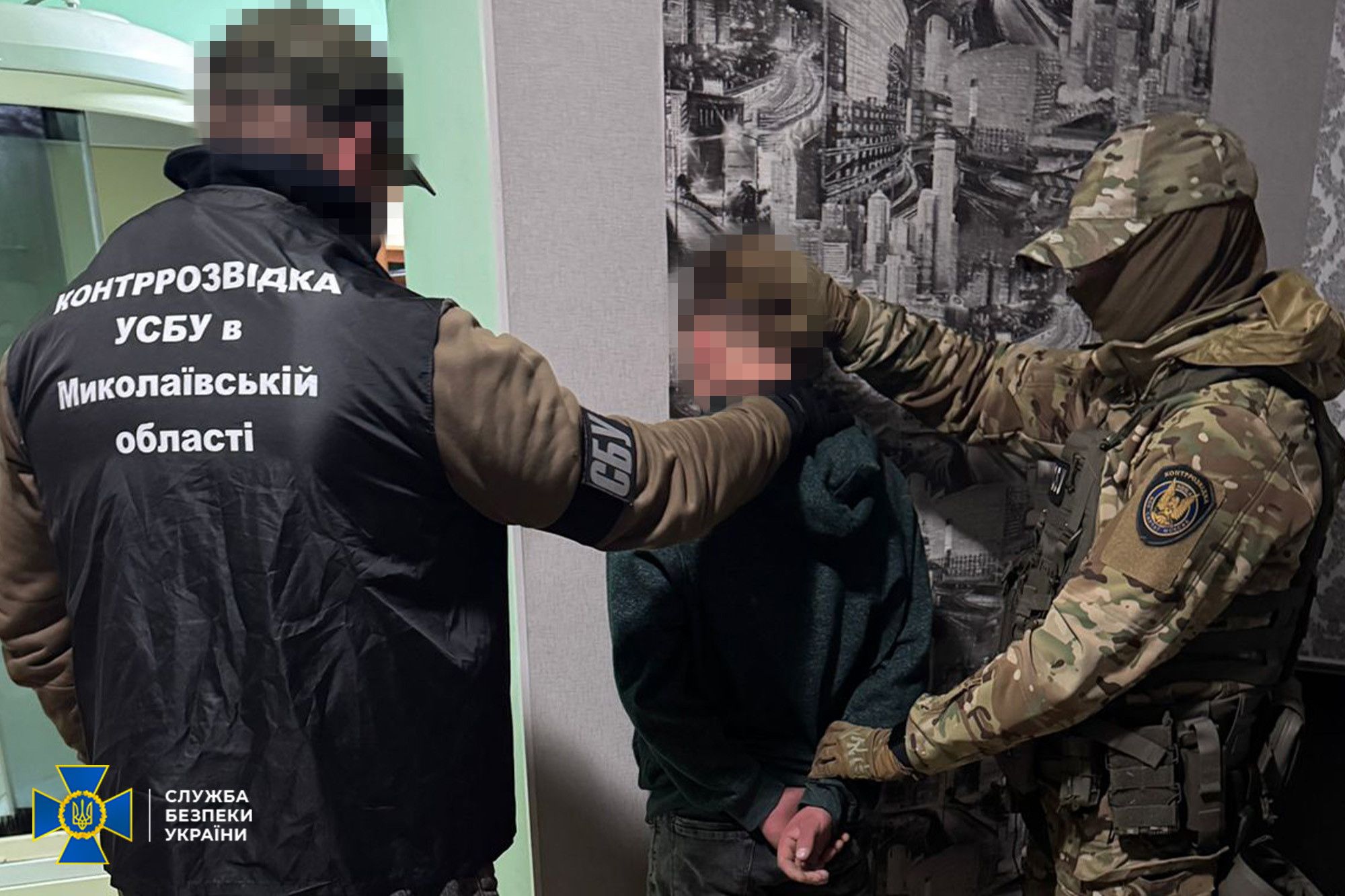 Під час обшуків у тимчасовому помешканні затриманого вилучили комплектуючі до СВП і смартфон із доказами роботи на фсб.
