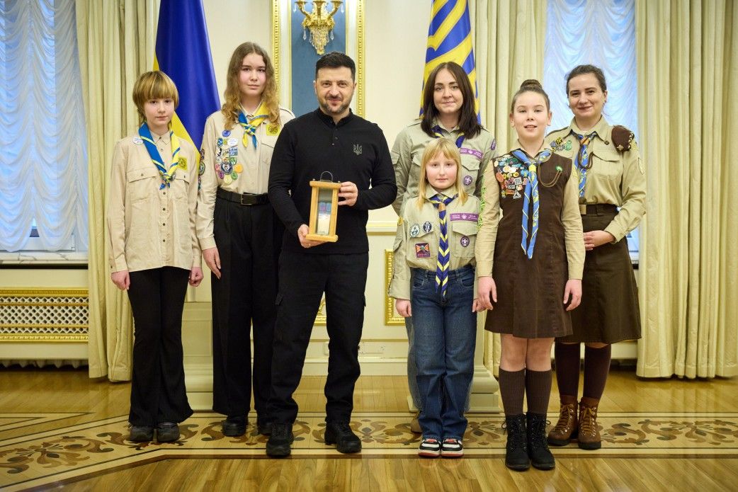 Президент прийняв Вифлеємський вогонь миру від представників скаутських організацій України.