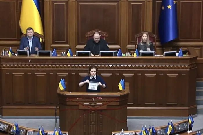 Звільнити Сирського: Безугла заблокувала трибуну ВРУ