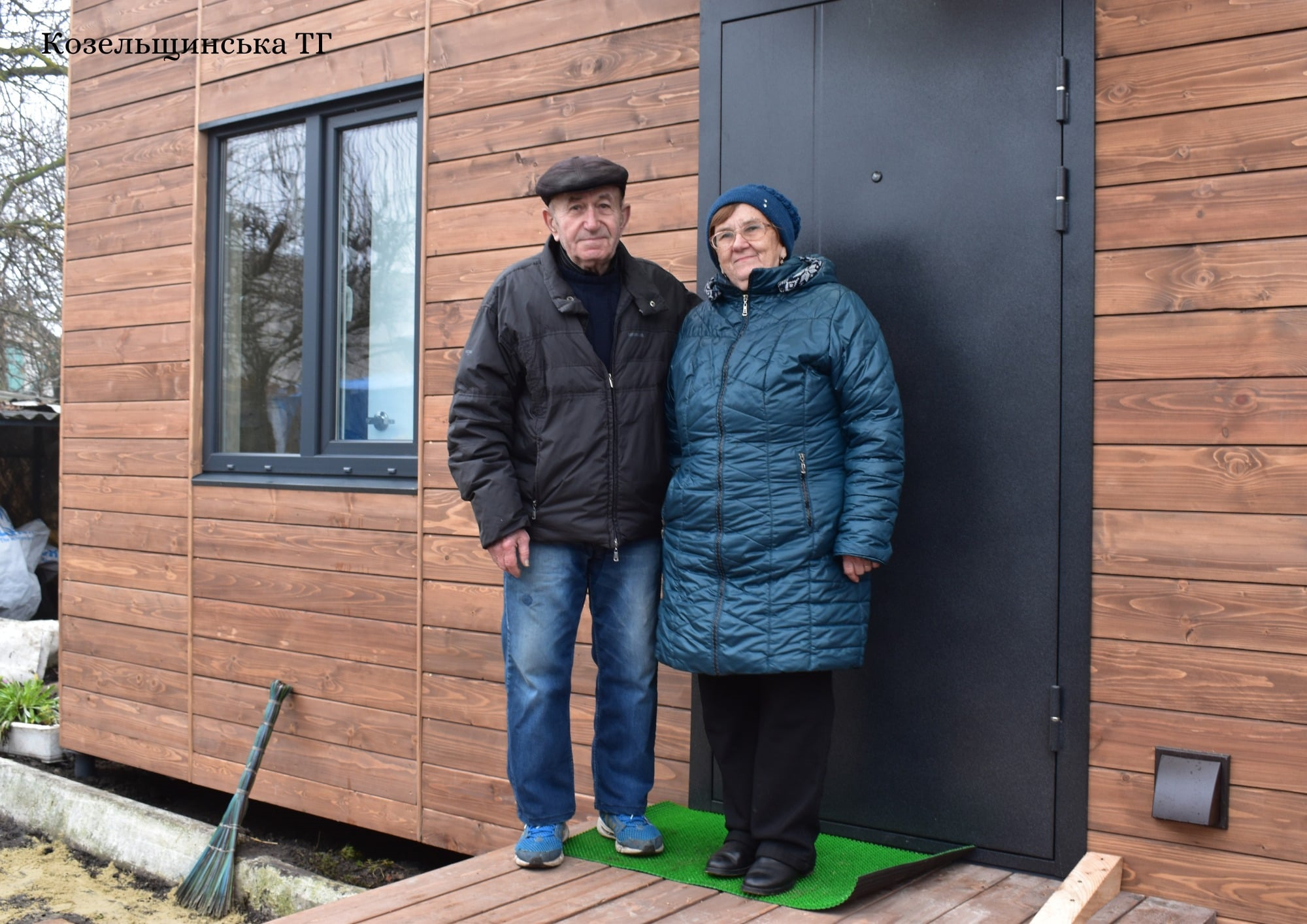Після атаки рашистів змушені були жити в курнику: родина пенсіонерів з Полтавщини отримала модульний будинок