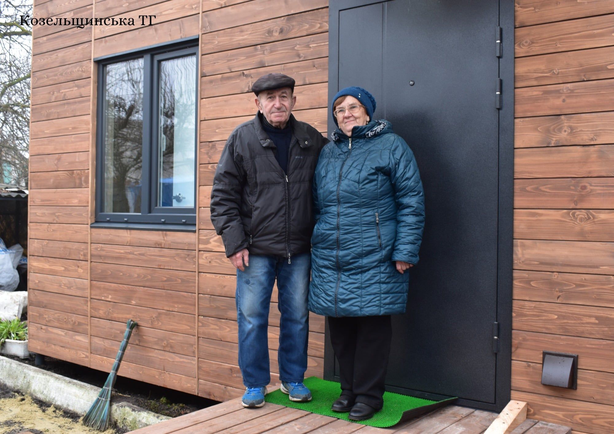 Після атаки рашистів змушені були жити в курнику: родина пенсіонерів з Полтавщини отримала модульний будинок