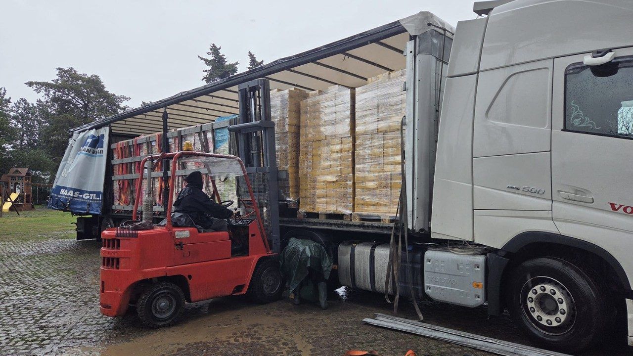Завантаження гуманітарної допомоги біля собору Святої Софії в Римі.