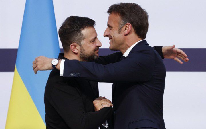 Президент Франції Еммануель Макрон — президенту України Володимиру Зеленському:  «Я тебе люблю, але російські гроші тобі зась!».