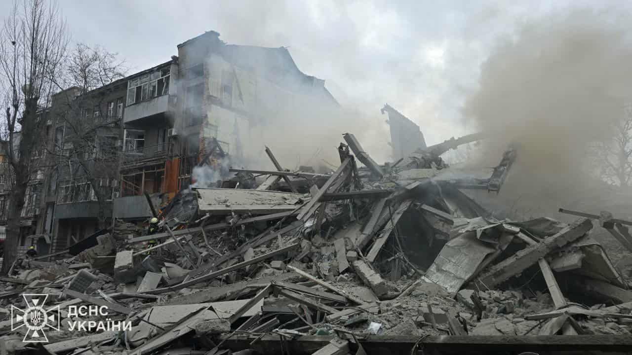 Балістичні ракети вгатили по багатоповерхівці у Харкові: десятки постраждалих, фото