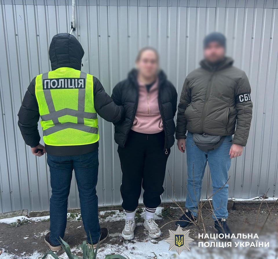 Поліція Києва та СБУ затримали 24-річну дівчину, яка підірвала позашляховик військовослужбовця в Оболонському районі столиці.