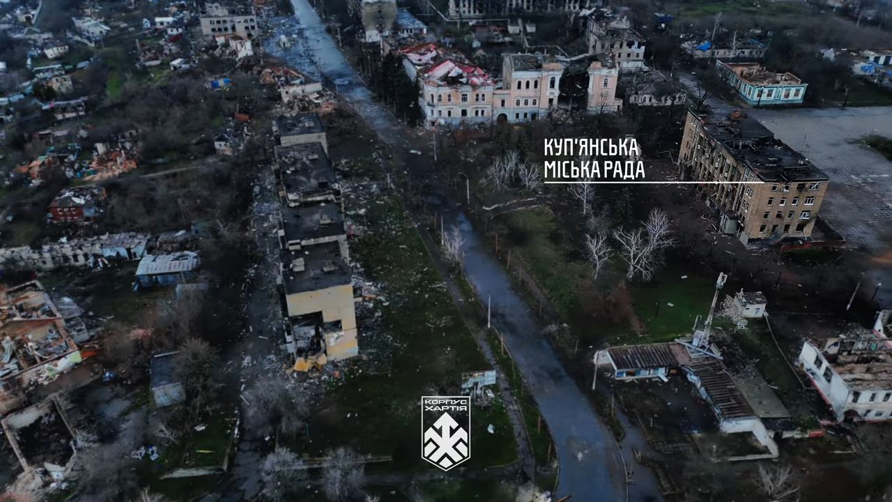 «Хартія» зачистила мерію Куп’янська й встановила стяг на будівлі, фото