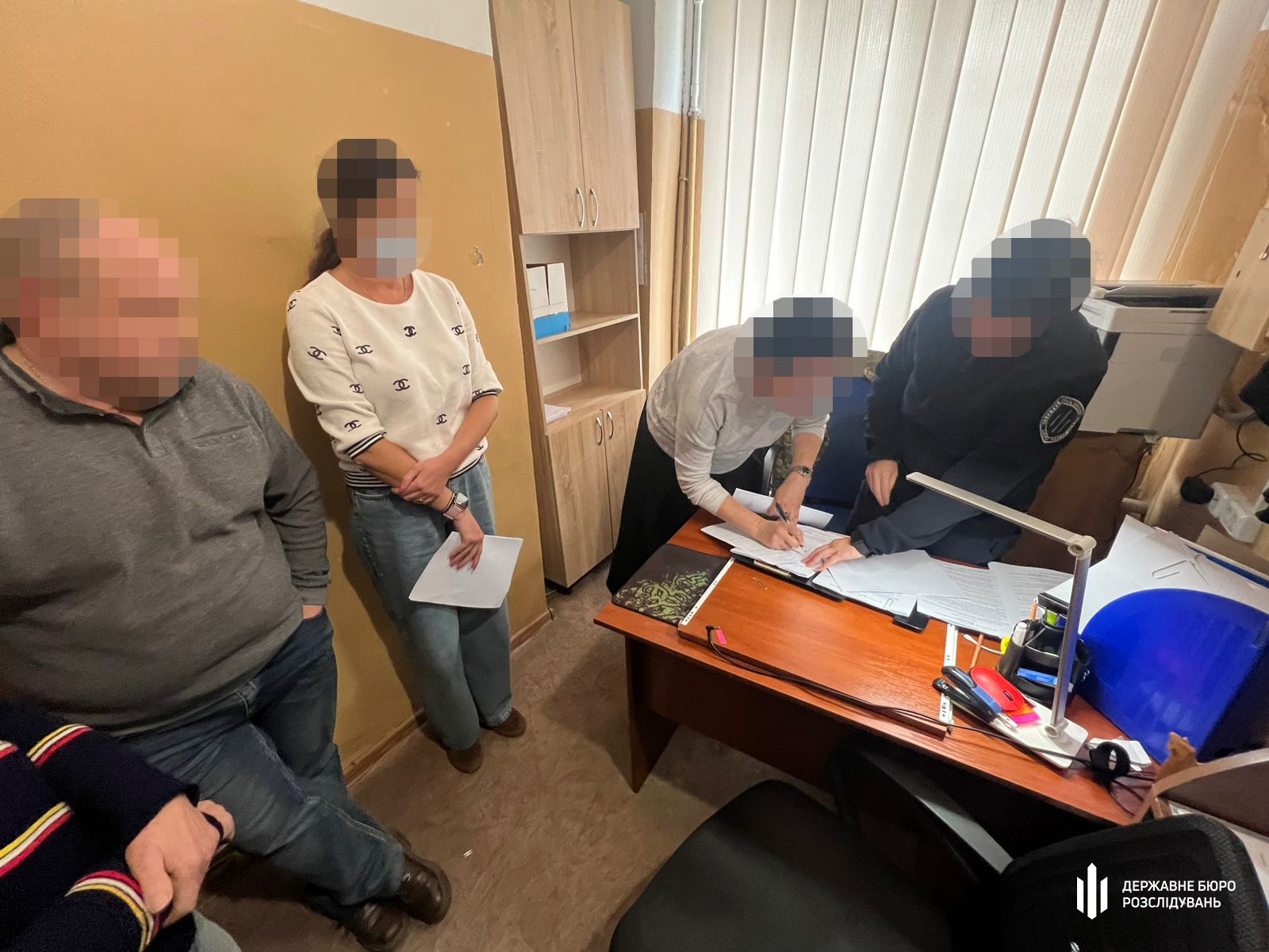 Лікарі діяли у змові з учасниками масштабної корупційної схеми, викритої ДБР раніше.