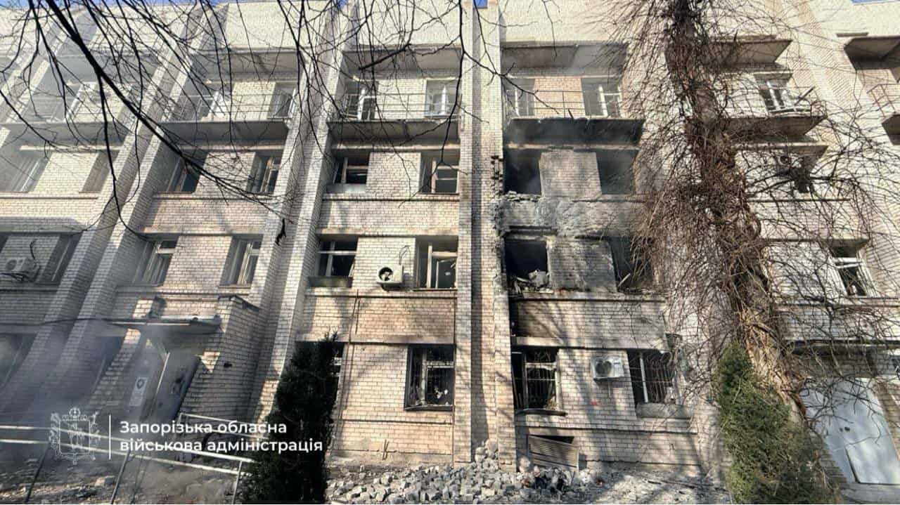 Наслідки удару рашистів по пологовому будинку у Запоріжжі.