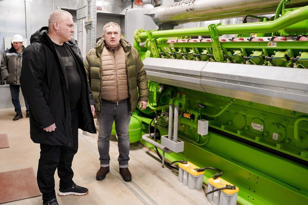 Новий очільник ОВА Віталій Дяківнич (ліворуч) на запуску когенераційної установки.